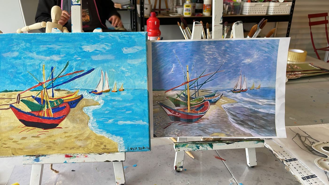La reproduction des Bateaux de pêche de Van Gogh sur un chevalet, à côté de la toile peinte par un enfant de l'atelier
