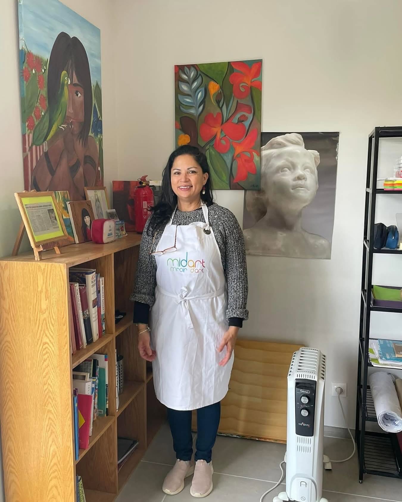 Saraybeth Sartre Rojas dans son atelier de Lescar, devant ses toiles